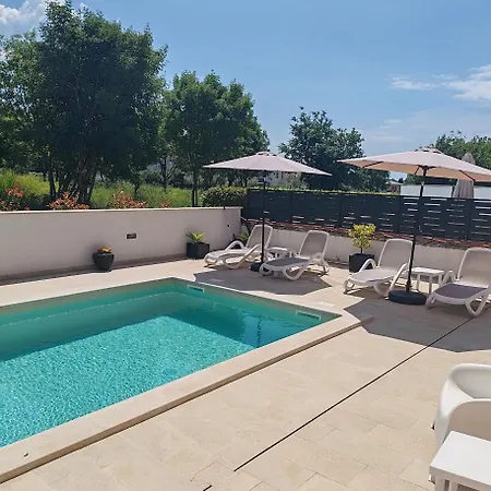 Apartments Oleander Lovrecica 250M From Beach Lovrečica